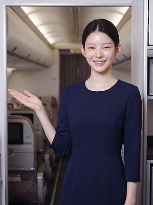 JPG 편집이미지 여자 여행 의자 비행기 안내 웃음 내부 비행 공항 승무원 서비스 환영 의료성형뷰티 항공사 편집실사 AI인물포토 AI콘텐츠 직업 산업 가구 항공교통 교통시설 대중교통 표정 사람 CG 파일형식 AI포토 교통수단 생활용품 교통 시설 오브젝트