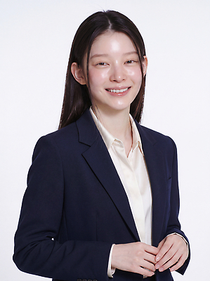 JPG 편집이미지 손 여자 포즈 밝음 서기 미소 사람 정장 승무원 의료성형뷰티 편집실사 AI인물포토 AI콘텐츠 직업 옷 모션 표정 신체부위 CG 파일형식 AI포토