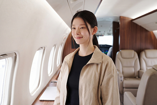 JPG 편집이미지 여자 여행 의자 창문 비행기 미소 내부 공항 편안함 승무원 모던 통로 비행기내부 의료성형뷰티 편집실사 AI인물포토 AI콘텐츠 직업 가구 항공교통 교통시설 대중교통 표정 사람 감각 CG 파일형식 AI포토 교통수단 생활용품 교통 시설 오브젝트