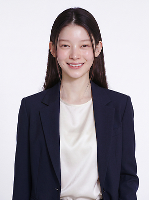 JPG 편집이미지 긴머리 여자 직장 미소 정장 작업 전문직 승무원 의료성형뷰티 편집실사 AI인물포토 AI콘텐츠 직업 헤어스타일 옷 회사 표정 사람 CG 파일형식 AI포토 비즈니스