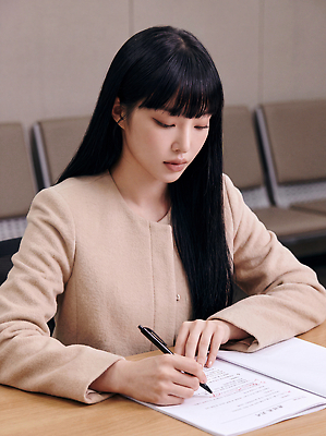 JPG 편집이미지 긴머리 옷 여자 의자 비즈니스 사무실 머리카락 기록 아나운서 집중 문서 의료성형뷰티 편집실사 AI인물포토 AI콘텐츠 직업 헤어스타일 가구 컨셉 사람 머리 CG 파일형식 AI포토 생활용품 신체부위 오브젝트
