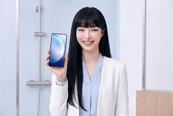 JPG 모델 편집이미지 손 여자 미소 웃음 스마트폰 아나운서 의료성형뷰티 편집실사 AI인물포토 AI콘텐츠 직업 표정 사람 신체부위 핸드폰 스마트기기 CG 파일형식 AI포토 전자제품