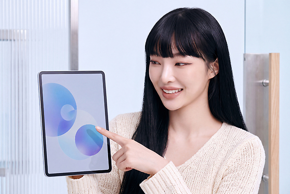 JPG 편집이미지 여자 손가락 실내 미소 태블릿 스크린 가리킴 아나운서 의료성형뷰티 편집실사 AI인물포토 AI콘텐츠 직업 손 표정 사람 손짓 내부 전자제품 스마트기기 CG 파일형식 AI포토 모션 신체부위
