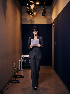 JPG 편집이미지 여자 조명 정장 무대 업무 복도 아나운서 준비 긴장 신경 대본 의료성형뷰티 편집실사 AI인물포토 AI콘텐츠 직업 옷 감정 사람 작업 CG 파일형식 AI포토