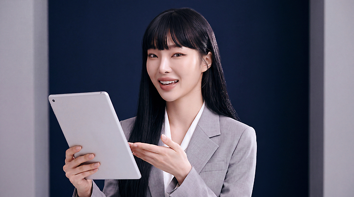 JPG 편집이미지 여자 비즈니스 직장 실내 대화 설명 태블릿 아나운서 의료성형뷰티 편집실사 AI인물포토 AI콘텐츠 직업 회사 모션 말하기 사람 내부 전자제품 스마트기기 CG 파일형식 AI포토