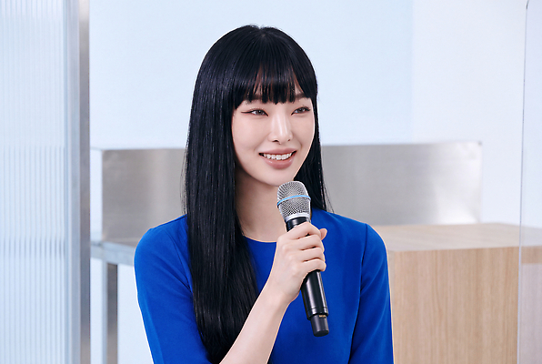 JPG 편집이미지 여자 실내 표정 대화 발표 강의 아나운서 집중 마이크 준비 의견 소통 의료성형뷰티 편집실사 AI인물포토 AI콘텐츠 직업 음향기기 컨셉 말하기 사람 내부 CG 파일형식 AI포토 모션 전자제품