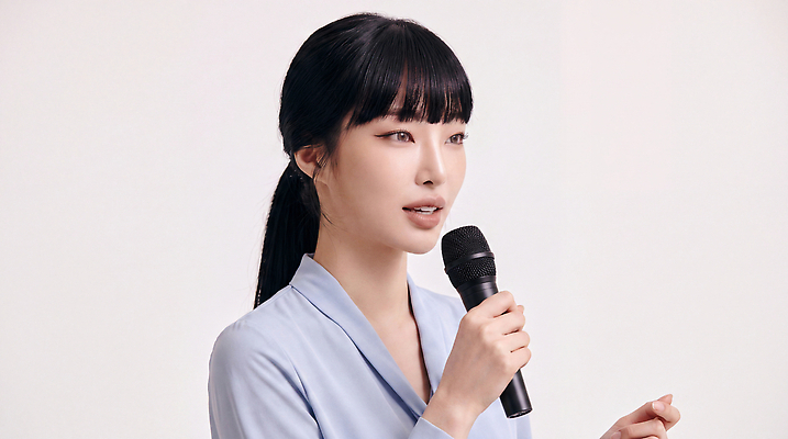 JPG 편집이미지 여자 발표 전문직 강의 아나운서 마이크 소통 의료성형뷰티 편집실사 AI인물포토 AI콘텐츠 직업 음향기기 컨셉 사람 CG 파일형식 AI포토 전자제품