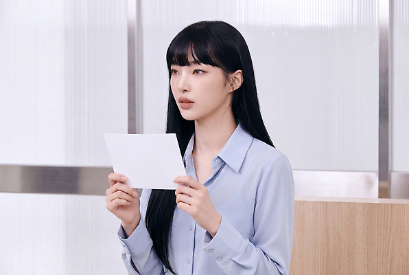 JPG 편집이미지 손 여자 종이 셔츠 회의 표정 사무실 자료 업무 아나운서 집중 읽기 의료성형뷰티 편집실사 AI인물포토 AI콘텐츠 직업 컨셉 상의 비즈니스 모션 사람 신체부위 작업 CG 파일형식 AI포토 옷