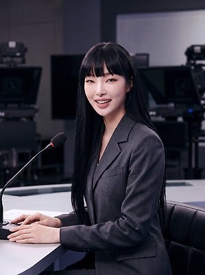 JPG 편집이미지 여자 스튜디오 설명 카메라 정보 뉴스 아나운서 마이크 보고서 준비 방송 프로그램 의료성형뷰티 편집실사 AI인물포토 AI콘텐츠 직업 음향기기 모션 사람 전자제품 CG 파일형식 AI포토