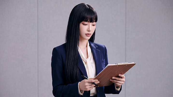 JPG 편집이미지 손 여자 비즈니스 회의 직장 정장 사무실 업무 작업 전문직 아나운서 집중 문서 점검 의료성형뷰티 편집실사 AI인물포토 AI콘텐츠 직업 옷 컨셉 회사 사람 신체부위 CG 파일형식 AI포토