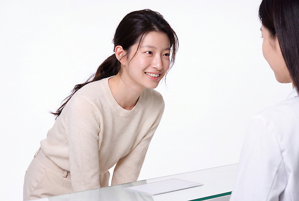 JPG 편집이미지 여자 행복 여유 친절 대화 웃음 상담원 고객 서비스 상담 약사 의료성형뷰티 편집실사 AI인물포토 AI콘텐츠 감정 표정 말하기 사람 사무원 CG 파일형식 AI포토 직업 모션
