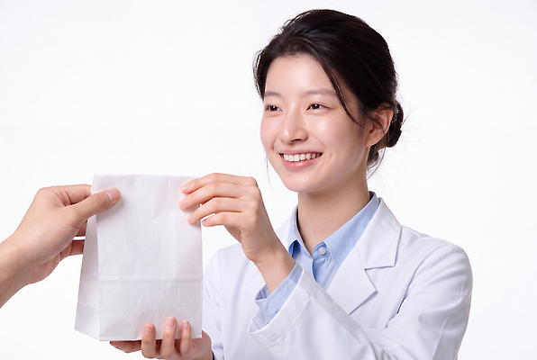 JPG 편집이미지 손 여자 의학 건강 병원 미소 치료 종이봉투 약 환자 의료진 의사 약국 전달 약사 의료성형뷰티 편집실사 AI인물포토 AI콘텐츠 직업 봉투 표정 사람 신체부위 CG 파일형식 AI포토