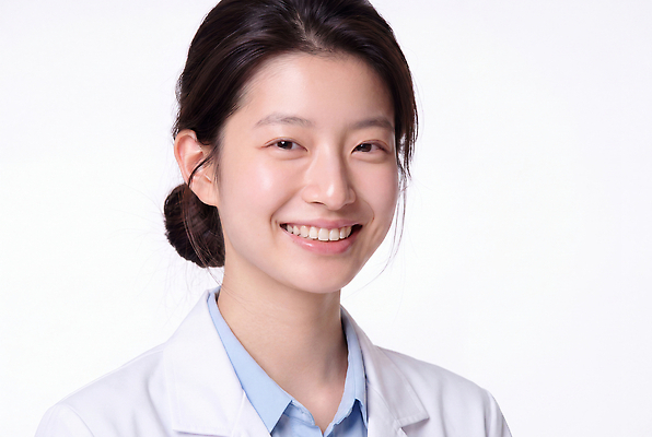 JPG 편집이미지 직업 여자 의학 친절 표정 건강 미소 의사 가운 전문직 약사 의료성형뷰티 편집실사 AI인물포토 AI콘텐츠 옷 사람 의료진 CG 파일형식 AI포토