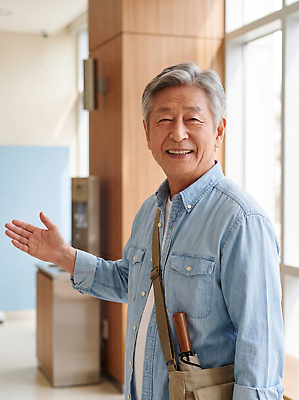 JPG 편집이미지 노년 남자 행복 여행 가이드 짧은머리 실내 웃음 사람 손짓 인사 소통 의료성형뷰티 편집실사 AI인물포토 AI콘텐츠 직업 헤어스타일 감정 컨셉 모션 표정 성인 내부 예절 CG 파일형식 AI포토