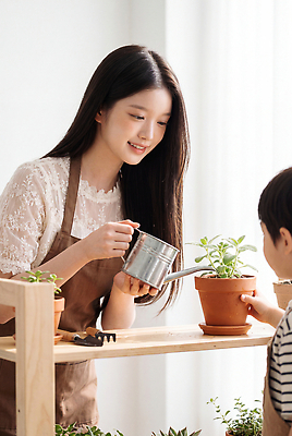 JPG 나무 식물 편집이미지 여자 행복 화분 어린이 자연 실내 유치원 물주기 원예 유치원선생님 의료성형뷰티 편집실사 AI인물포토 AI콘텐츠 교육 감정 모션 사람 취미 내부 교사 CG 생태계 파일형식 AI포토 직업