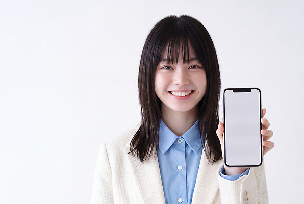 JPG 편집이미지 손 여자 셔츠 표정 미소 스마트폰 재킷 흰배경 호텔리어 의료성형뷰티 편집실사 AI인물포토 AI콘텐츠 직업 상의 사람 신체부위 핸드폰 스마트기기 외투 흰색 CG 파일형식 AI포토 옷 컬러 전자제품