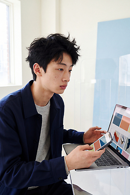 JPG 편집이미지 디자인 남자 기술 노트북 스마트폰 사무실 디지털 스크린 작업 사무 집중 의료성형뷰티 편집실사 AI인물포토 AI콘텐츠 컨셉 비즈니스 사람 전자제품 핸드폰 스마트기기 업무 CG 파일형식 AI포토