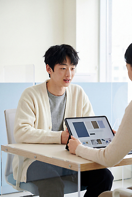 JPG 편집이미지 여자 남자 협력 대화 태블릿 사무실 스크린 작업 모던 의료성형뷰티 편집실사 AI인물포토 AI콘텐츠 비즈니스 말하기 사람 전자제품 스마트기기 CG 파일형식 AI포토 모션