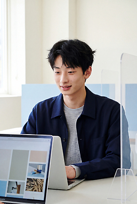 JPG 편집이미지 디자인 남자 창문 탁자 노트북 사무실 작업 사무 집중 의료성형뷰티 편집실사 AI인물포토 AI콘텐츠 가구 컨셉 비즈니스 사람 전자제품 업무 CG 파일형식 AI포토 생활용품 오브젝트