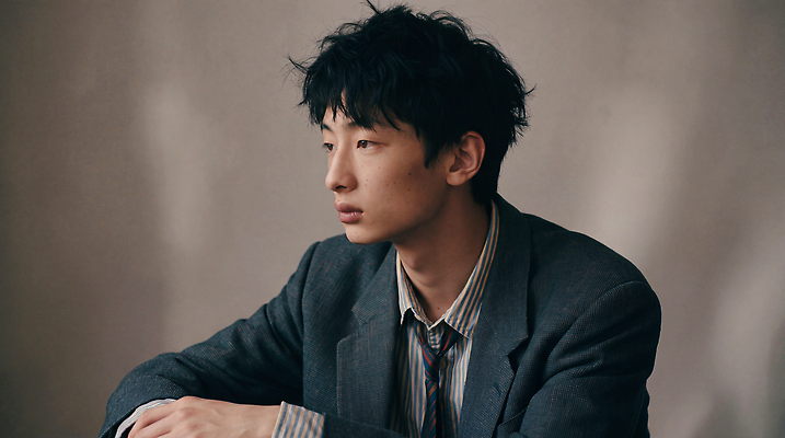 JPG 편집이미지 남자 포즈 생각 표정 신중 의료성형뷰티 차분 단순 편집실사 AI인물포토 AI콘텐츠 컨셉 사람 CG 파일형식 AI포토