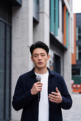 JPG 편집이미지 남자 셔츠 거리 대화 사람 건물 도시 발표 기자 마이크 소통 의료성형뷰티 편집실사 AI인물포토 AI콘텐츠 직업 건축물 음향기기 컨셉 상의 말하기 CG 파일형식 AI포토 옷 건축 모션 전자제품