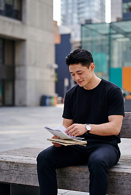 JPG 편집이미지 옷 남자 벤치 사람 건물 일상 책 기자 도심 읽기 의료성형뷰티 편집실사 AI인물포토 AI콘텐츠 직업 건축물 의자 모션 라이프 도시 CG 파일형식 AI포토 건축 가구 생활 생활용품 오브젝트