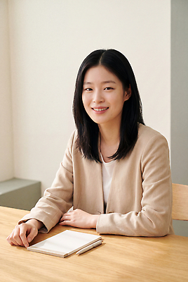 JPG 편집이미지 여자 종이 안경 비즈니스 회의 미소 사무실 공책 작업 책상 세무사 의료성형뷰티 편집실사 AI인물포토 AI콘텐츠 잡화 가구 문구용품 표정 사람 CG 파일형식 AI포토 생활용품 오브젝트