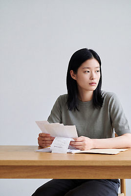 JPG 편집이미지 손 여자 탁자 앉기 일상 생활 사무실 작업 사무 편지 집중 문서 정리 세무사 의료성형뷰티 편집실사 AI인물포토 AI콘텐츠 가구 컨셉 비즈니스 모션 사람 라이프 신체부위 업무 CG 파일형식 AI포토 생활용품 오브젝트