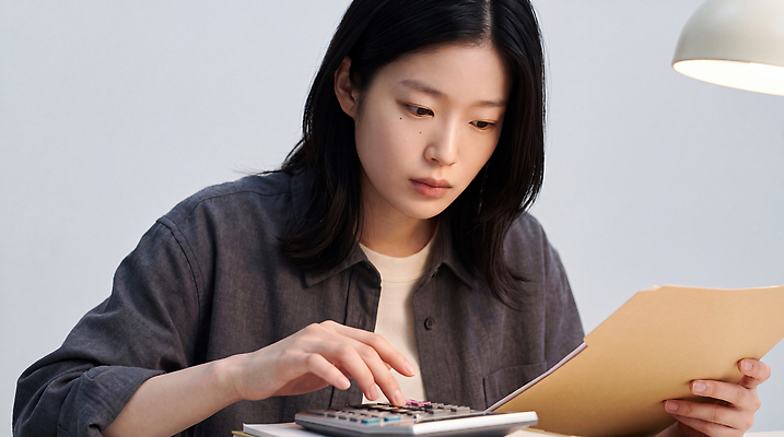 JPG 편집이미지 손 여자 생각 조명 학습 사무실 자료 계산기 작업 집중 책상 파일 정리 세무사 의료성형뷰티 편집실사 AI인물포토 AI콘텐츠 교육 가구 컨셉 비즈니스 문구용품 사람 신체부위 장비 CG 파일형식 AI포토 생활용품 오브젝트