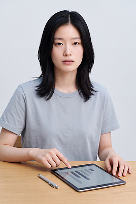 JPG 편집이미지 여자 손가락 일상 태블릿 사무실 스크린 집중 나무탁자 세무사 의료성형뷰티 편집실사 AI인물포토 AI콘텐츠 손 컨셉 비즈니스 탁자 사람 라이프 전자제품 스마트기기 CG 파일형식 AI포토 가구 생활 신체부위 생활용품 오브젝트
