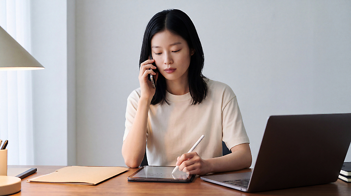 JPG 편집이미지 여자 노트북 태블릿 사무실 메모지 작업 집중 통화 사무용가구 세무사 의료성형뷰티 편집실사 AI인물포토 AI콘텐츠 가구 컨셉 비즈니스 모션 사람 전자제품 스마트기기 사무용품 CG 파일형식 AI포토 생활용품 문구용품 오브젝트