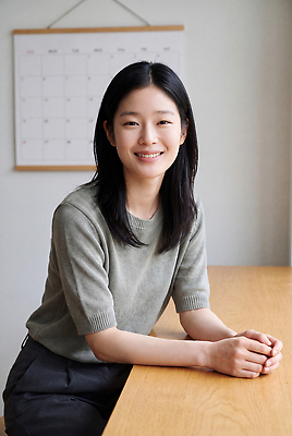 JPG 나무 편집이미지 시선 여자 얼굴 탁자 실내 미소 사람 달력 세무사 의료성형뷰티 편집실사 AI인물포토 AI콘텐츠 식물 가구 표정 내부 신체부위 CG 파일형식 AI포토 생활용품 오브젝트