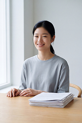 JPG 편집이미지 응시 여자 표정 미소 사람 앉기 햇빛 방 작업 책상 문서 세무사 의료성형뷰티 편집실사 AI인물포토 AI콘텐츠 시선 가구 모션 빛 CG 파일형식 AI포토 생활용품 오브젝트