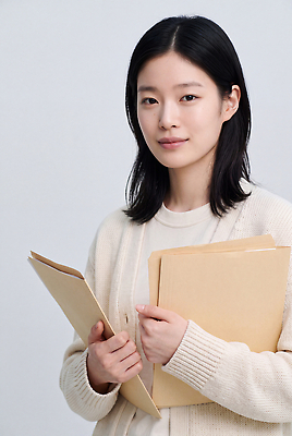 JPG 편집이미지 옷 여자 사무실 업무 작업 집중 문서 세무사 의료성형뷰티 편집실사 AI인물포토 AI콘텐츠 컨셉 비즈니스 사람 CG 파일형식 AI포토