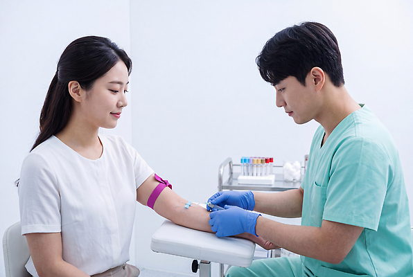 JPG 편집이미지 의자 의학 건강 주사기 사람 치료 환자 의료진 바늘 혈액 수집 검사 팔 환자복 진료실 혈액채취 의료성형뷰티 편집실사 AI인물포토 AI콘텐츠 직업 옷 가구 의료기기 병원 신체부위 진료 도구 CG 파일형식 AI포토 생활용품 오브젝트