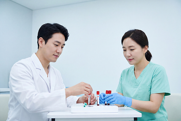 JPG 편집이미지 옷 의학 협력 건강 실험 사람 견본 진료 간호사 의사 작업 혈액 실험실 집중 검사 전문 혈액채취 의료성형뷰티 편집실사 AI인물포토 AI콘텐츠 컨셉 의료진 CG 파일형식 AI포토 직업