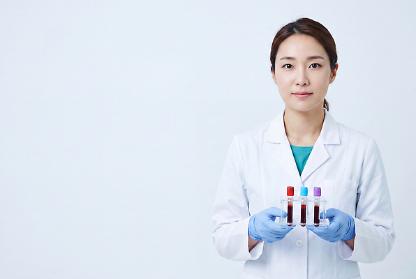 JPG 편집이미지 여자 과학 장갑 의학 건강 실험 사람 견본 실험복 혈액 실험실 연구원 분석 혈액채취 의료성형뷰티 편집실사 AI인물포토 AI콘텐츠 직업 잡화 컨셉 가운 CG 파일형식 AI포토 옷