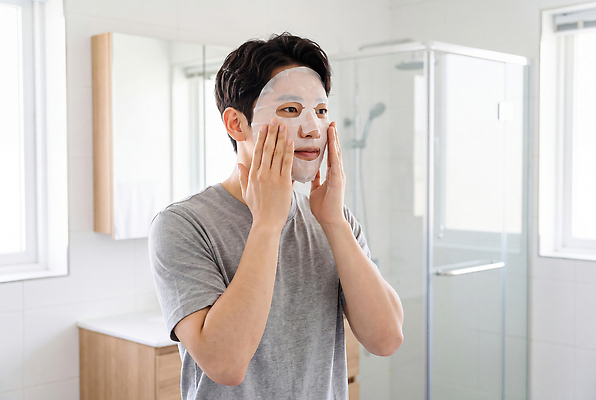 JPG 편집이미지 손 남자 얼굴 일상 청결 화장품 거울 욕실 피부관리 스킨케어 마스크팩 의료성형뷰티 편집실사 AI포토 AI인물포토 AI콘텐츠 사람 라이프 신체부위 뷰티 화장용품 위생 CG 팩 파일형식 생활 미용용품 오브젝트
