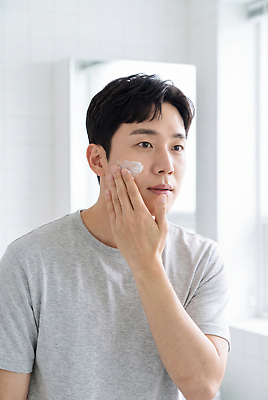 JPG 편집이미지 손 남자 얼굴 건강 생활 뷰티 크림 피부관리 화장실 보습 의료성형뷰티 편집실사 AI포토 AI인물포토 AI콘텐츠 사람 신체부위 CG 파일형식