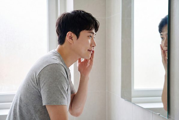 JPG 편집이미지 남자 티셔츠 표정 일상 뷰티 거울 욕실 피부 확인 자기관리 의료성형뷰티 편집실사 AI포토 AI인물포토 AI콘텐츠 셔츠 사람 라이프 신체부위 CG 파일형식 상의 생활 옷