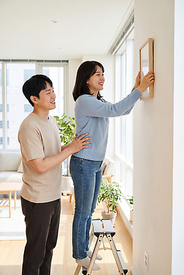 JPG 편집이미지 여자 남자 벽 액자 사다리 가족 주택 실내 사람 장식 작업 도움 이사 의료성형뷰티 편집실사 AI인물포토 AI콘텐츠 컨셉 관계 내부 건물 도구 CG 파일형식 AI포토 건축물 건축