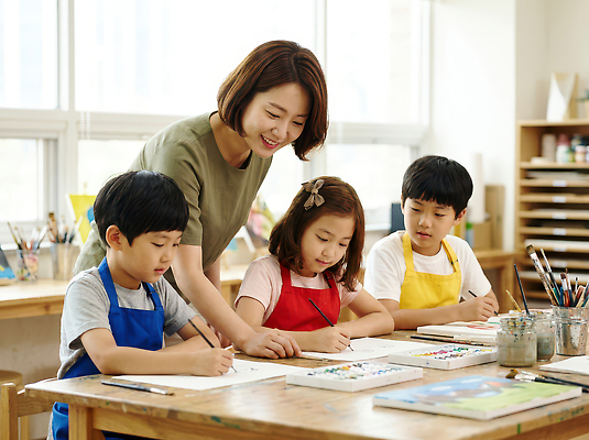 JPG 편집이미지 교육 어린이 교실 수업 미술 교사 페인트 물감 도구 집중 그림 미술교육 창의력 의료성형뷰티 방과후 편집실사 AI인물포토 AI콘텐츠 직업 컨셉 학교 문화예술 사람 미술도구 CG 파일형식 AI포토 오브젝트