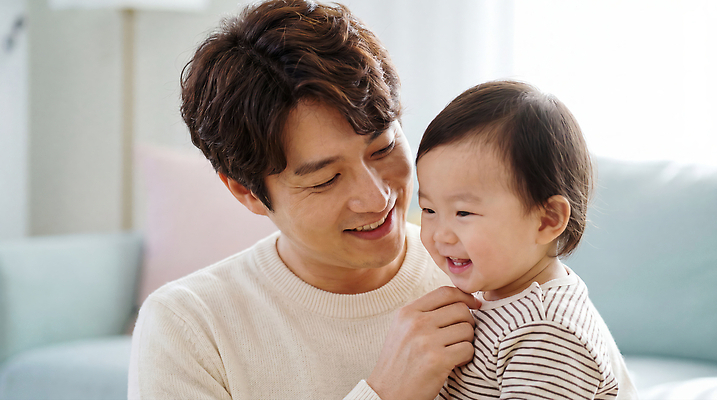 JPG 편집이미지 남자 행복 어린이 거실 가족 놀이 사랑 웃음 일상 육아 아빠 편안함 의료성형뷰티 육아대디 편집실사 AI인물포토 AI콘텐츠 감정 관계 표정 사람 라이프 감각 CG 파일형식 AI포토 생활