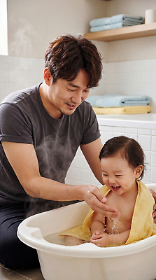 JPG 편집이미지 남자 어린이 가족 욕조 웃음 일상 물 부모 수건 목욕 육아 아기 아빠 의료성형뷰티 씻겨주기 육아대디 편집실사 AI인물포토 AI콘텐츠 자연요소 관계 모션 표정 사람 라이프 위생용품 청결 CG 파일형식 AI포토 생활용품 생활 위생 오브젝트