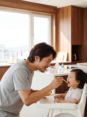 JPG 편집이미지 남자 어린이 음식 의자 가족 사랑 웃음 부모 주방 식사 육아 아기 소통 의료성형뷰티 육아대디 편집실사 AI인물포토 AI콘텐츠 감정 가구 컨셉 관계 표정 사람 아빠 CG 파일형식 AI포토 생활용품 오브젝트