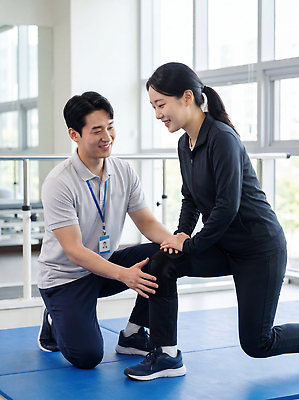 JPG 편집이미지 여자 남자 포즈 건강 치료 운동 도움 연습 체육관 무릎 물리치료 재활 치료사 회복 의료성형뷰티 편집실사 AI인물포토 AI콘텐츠 직업 컨셉 의학 사람 신체부위 CG 파일형식 AI포토