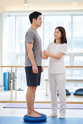 JPG 편집이미지 여자 남자 건강 운동 운동기구 헬스 환자 균형 물리치료 재활 조언 치료사 의료성형뷰티 편집실사 AI인물포토 AI콘텐츠 직업 의학 사람 치료 CG 파일형식 AI포토