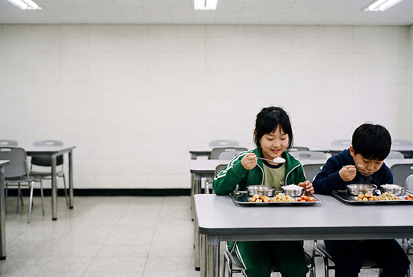 JPG 편집이미지 음료 음식 학교 밥 반찬 건강 친구 운동복 식당 식사 신선 점심 나란히 의료성형뷰티 취약계층 편집실사 AI인물포토 AI콘텐츠 옷 교육 관계 상점 CG 계급 파일형식 AI포토