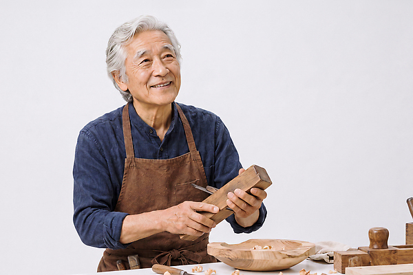 JPG 편집이미지 손 할아버지 노년 조각 기술 미소 목재 도구 작업 목수 집중 목공예 장인 수공예 의료성형뷰티 편집실사 AI인물포토 AI콘텐츠 나무 직업 남자 컨셉 재료 표정 성인 신체부위 공예 CG 파일형식 AI포토 식물 사람 취미