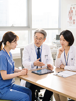 JPG 편집이미지 회의 건강 병원 대화 진료 간호사 의사 정보 전문직 상담 재활 의료성형뷰티 편집실사 AI인물포토 AI콘텐츠 직업 비즈니스 의학 말하기 치료 의료진 CG 파일형식 AI포토 모션